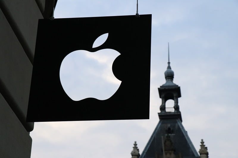 Apple Warns Employees About AI Chatbots and Data Leaks