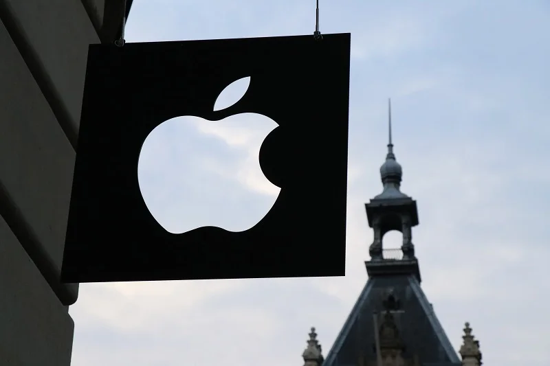 Apple Warns Employees About AI Chatbots and Data Leaks